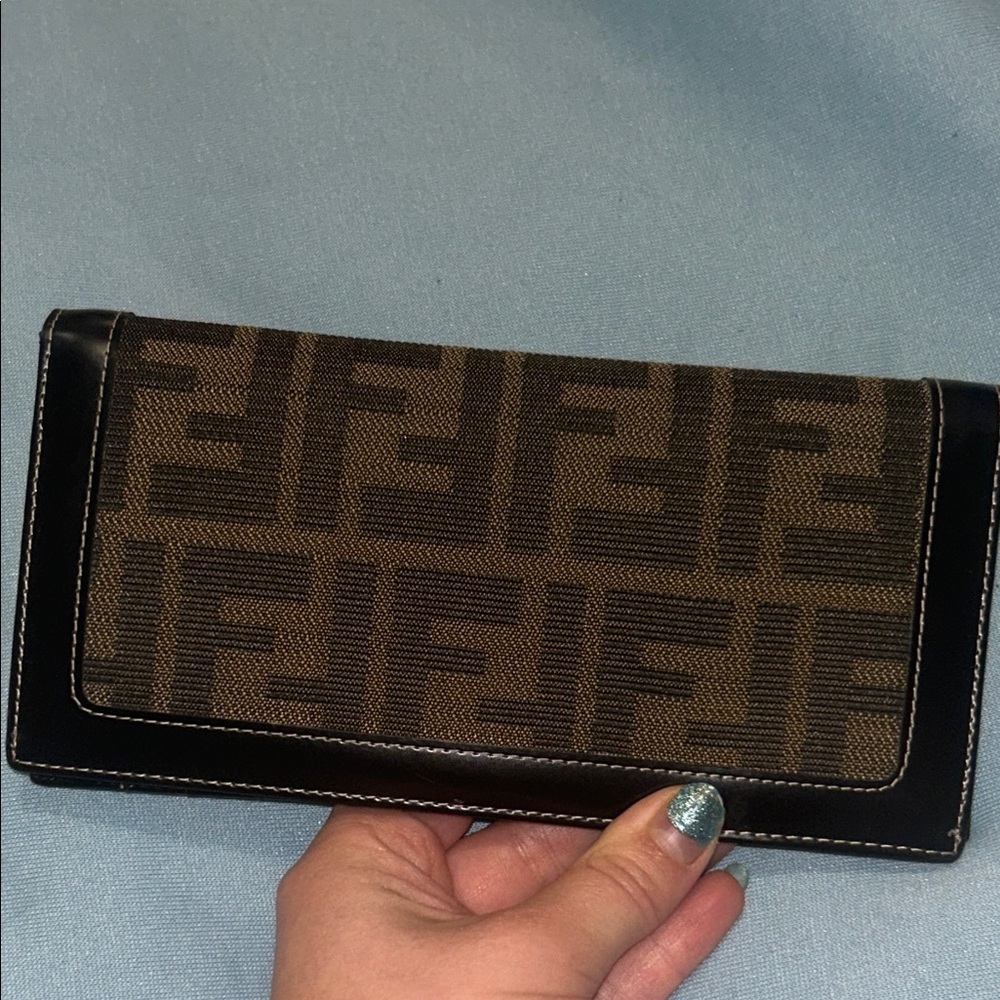 Luxury Designer Inspired Black and Brown Logo Clutch Wallet - Picture 3 of 10